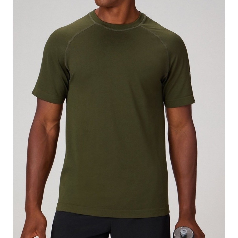 NWOT Men's Fabletics The Training Day Tee‎ Shirt Dark Moss Green - Small
